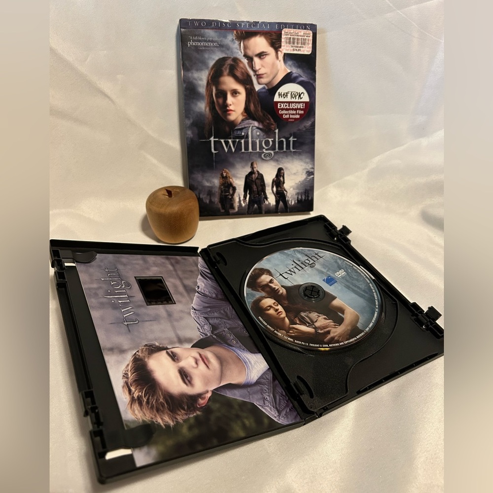 Hot Topic Twilight 2-set DVD w/ RARE COLLECTIBLE film cell